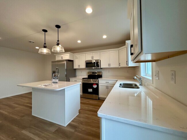 Foto del edificio - Spacious & Stylish 3-Bed Home with Modern Finishes and Attached 2-Stall Garage