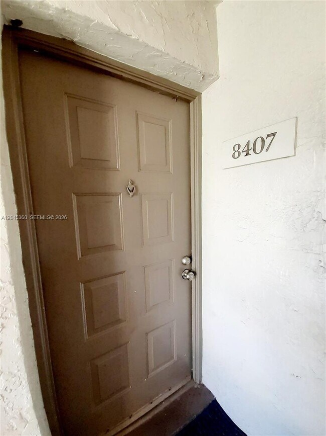 Foto del edificio - 8407 Coral Lake Manor