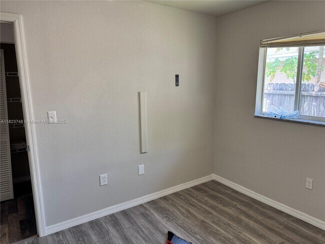 Foto del edificio - 855 W Davis Pkwy