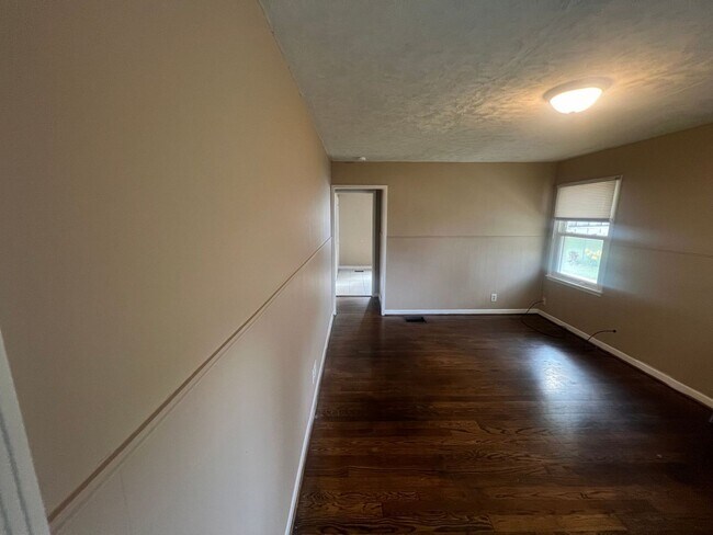 Building Photo - 1180 Noyes Ave 3BR/1BA (Hamilton)