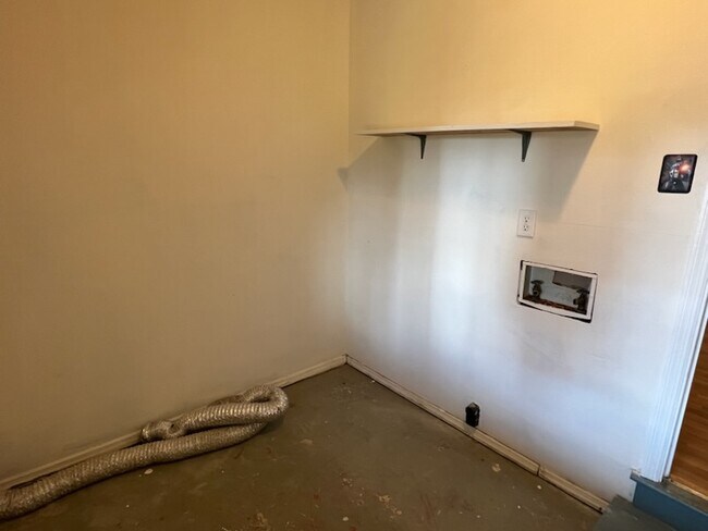 Building Photo - 137 Raintree Dr