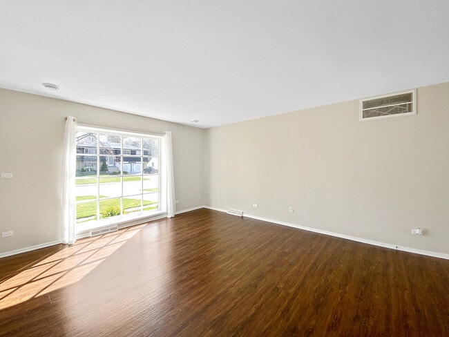 Foto del edificio - 14700 Holly Ct