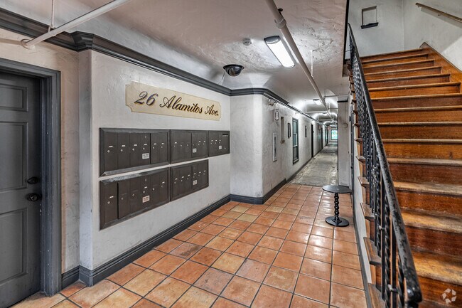 Foto del vestíbulo - 26 Alamitos Ave.