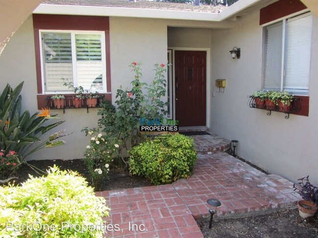 Building Photo - 688 Persimmon Rd