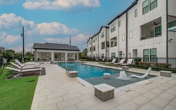Building Photo - 2810 Grand Fountains Dr