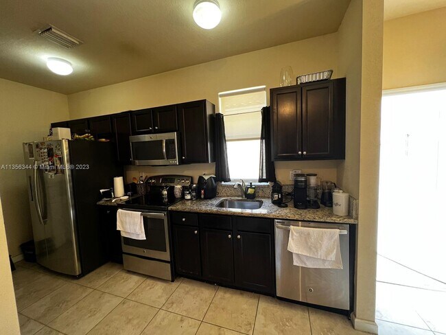 Building Photo - 9431 SW 172nd Ave