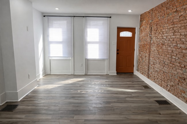 Building Photo - 1725 Monument St