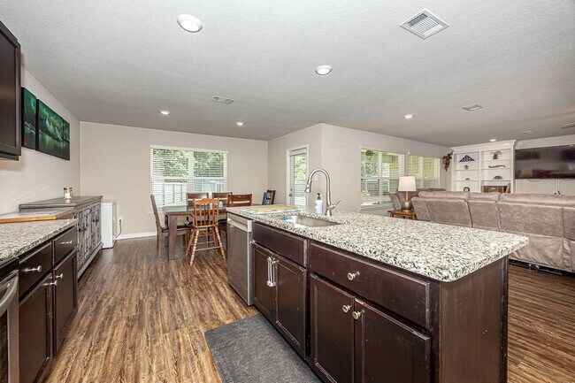Foto del edificio - 9125 Bellewood Dr