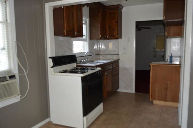 Building Photo - 2725 Deer St