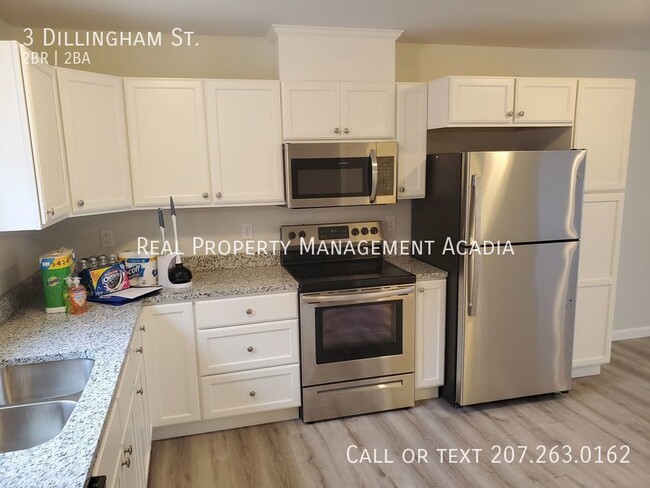 Building Photo - Elegant and Modern Townhouse Downtown - #3