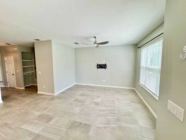 Building Photo - FOR RENT - Fantastic end unit townhouse in...