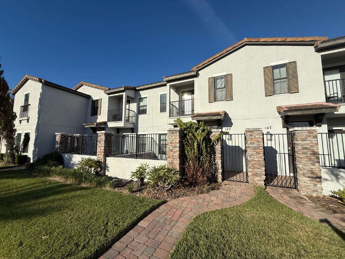 Foto principal - Charming 2-Bed, 2-Bath Townhouse Retreat o...