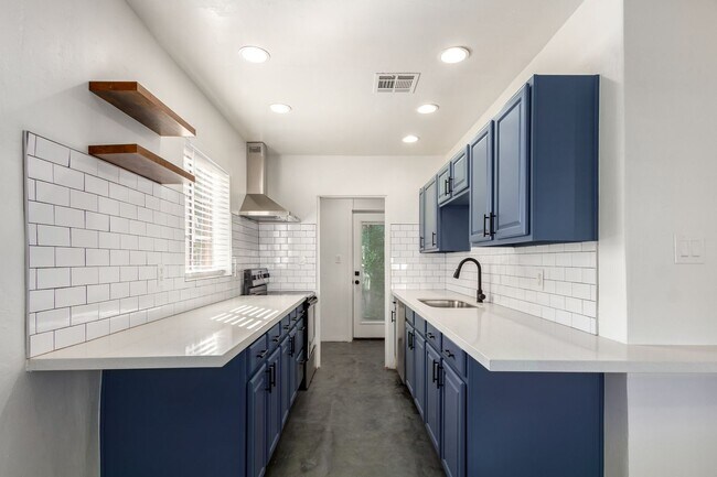 Foto del edificio - 2452 E Amelia Ave