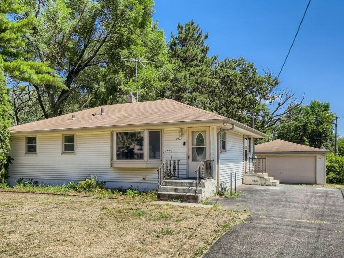 5 br, 2 bath House 77xx Groveland Road House for Rent in Mounds