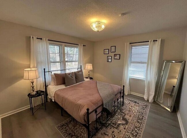 Building Photo - 306 S Marble St