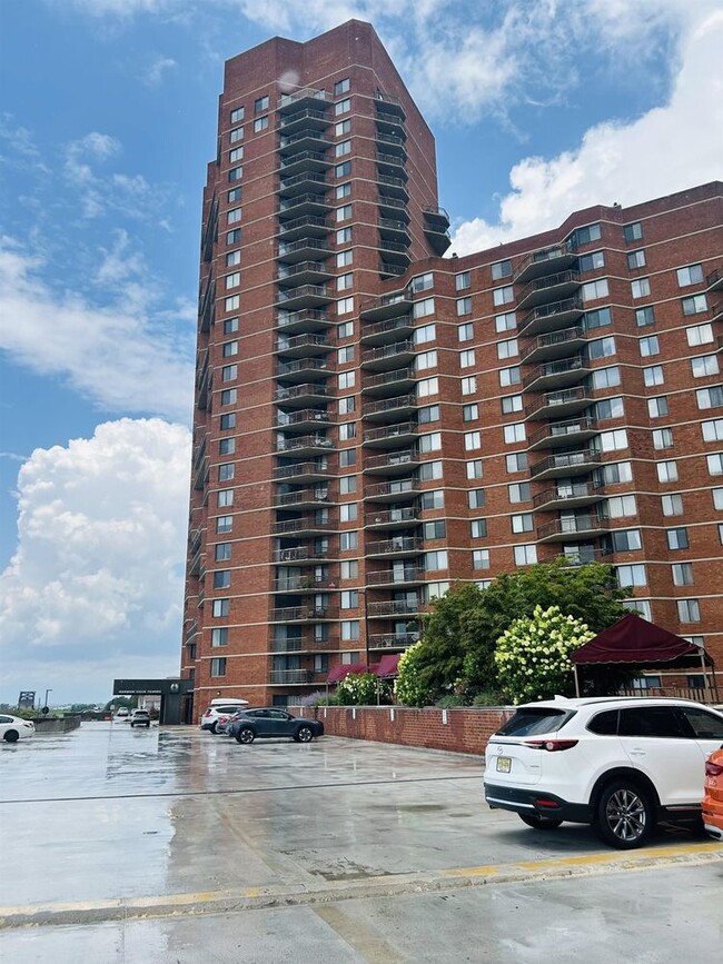 Building Photo - 1040 Harmon Cove Tower