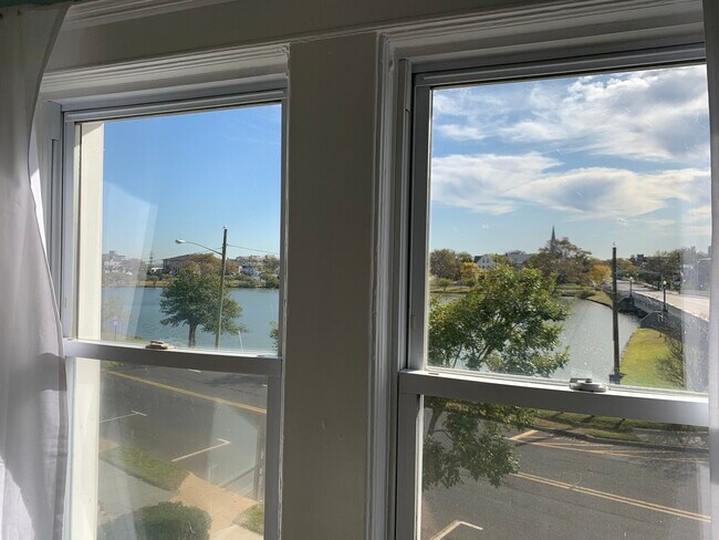 Sala de estar con vista al lago - 415 Sunset Ave