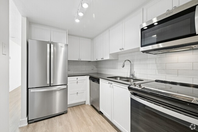 Interior Photo - 190 Lees Ave