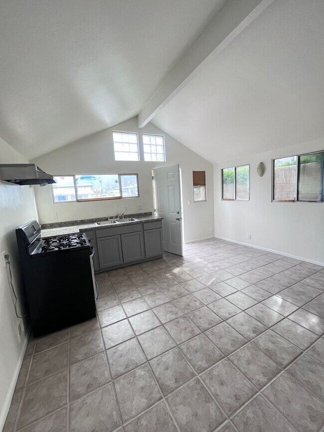 Foto del edificio - AVAILABLE NOW