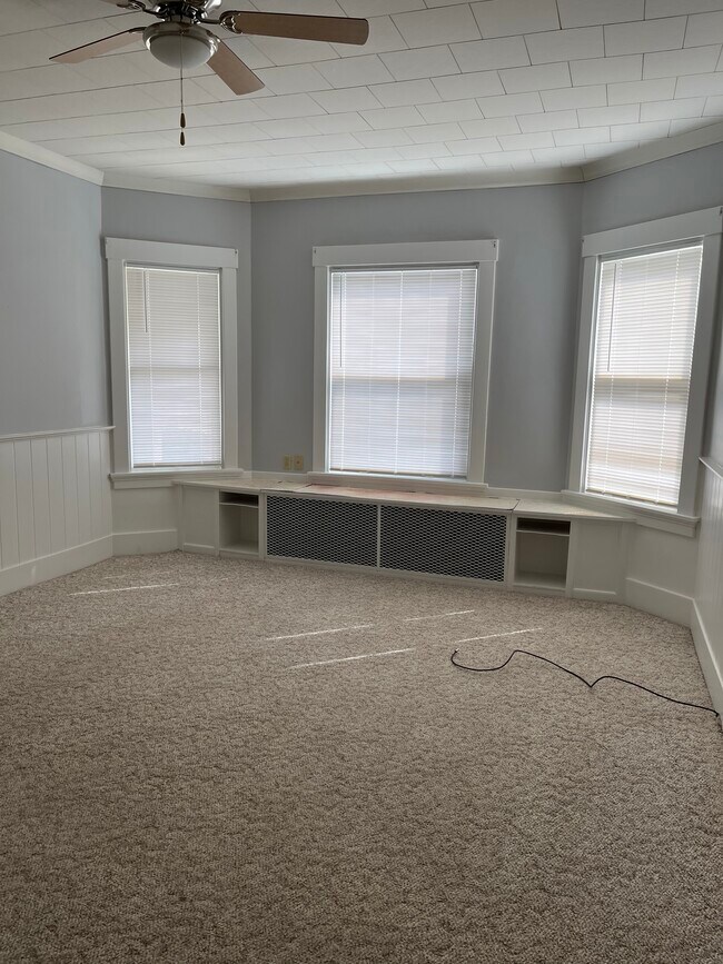 Living room - 910 5th Ave S