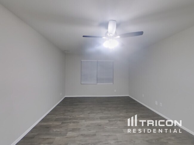 Building Photo - 4901 W Dahlia Dr