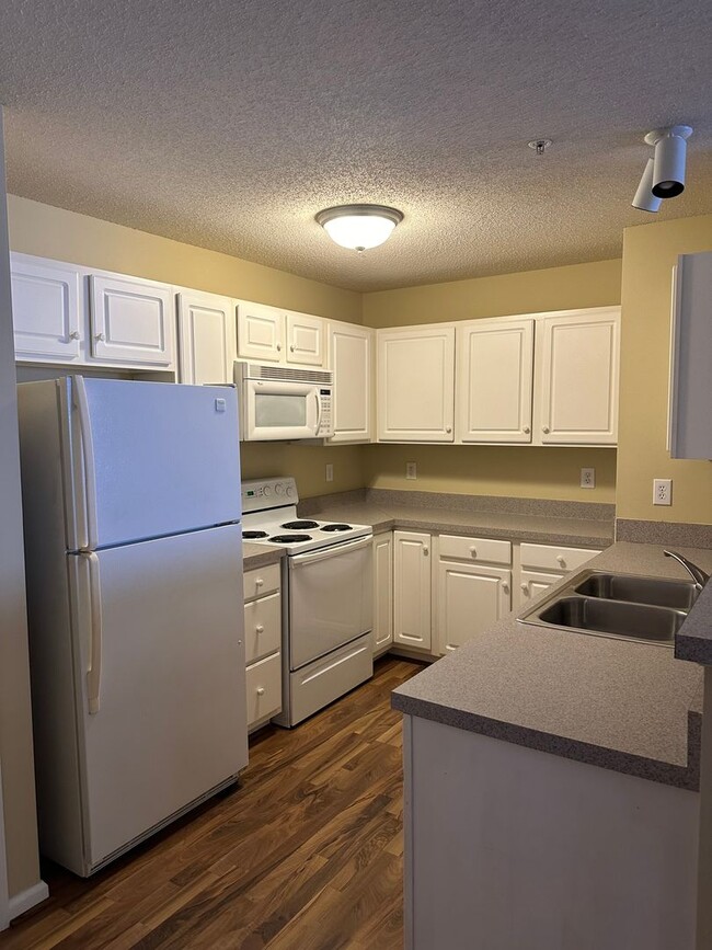 Building Photo - Deacon Ridge Condo! Convenienct to WFU, sh...