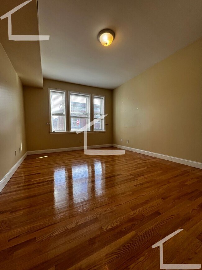 Building Photo - Massive Apt in Desirable Location for BU s...