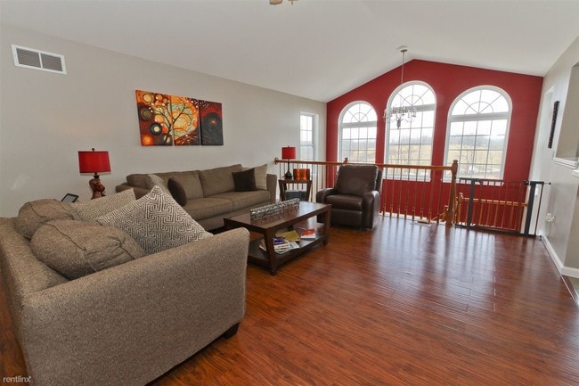 Building Photo - 111 Sumac Dr
