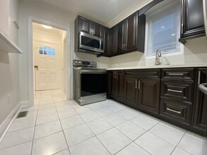 Building Photo - 92 Holwood Ave