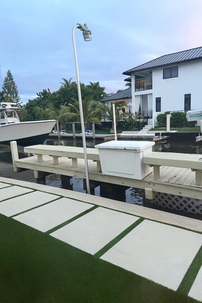 Foto del edificio - 810 Bamboo Ln
