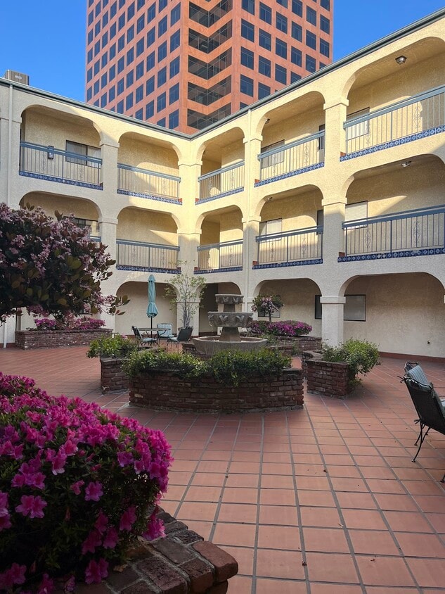 Interior Courtyard - Goshen Apartments Brentwood