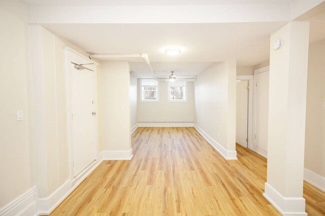1BDR - Salon - 980 Wolseley Apartment