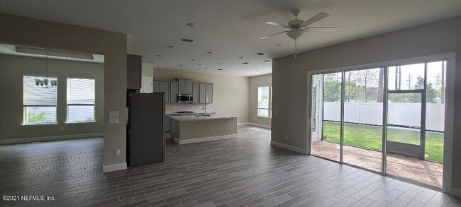 Foto del edificio - 4 bedroom home with 3 car garage In gated community