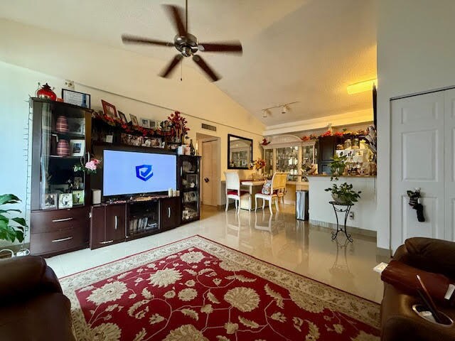 Foto del edificio - 741 Lyons Rd