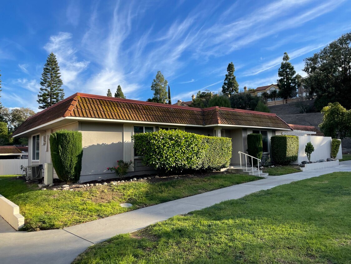 23390 El Reposa, Laguna Hills, CA 92656 Townhome Rentals in Laguna