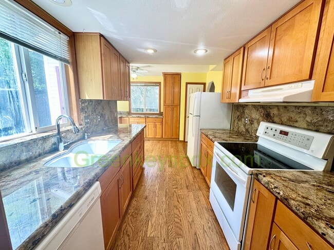 Building Photo - Beautiful 3-Bedroom House with 2.5 Bathroo...