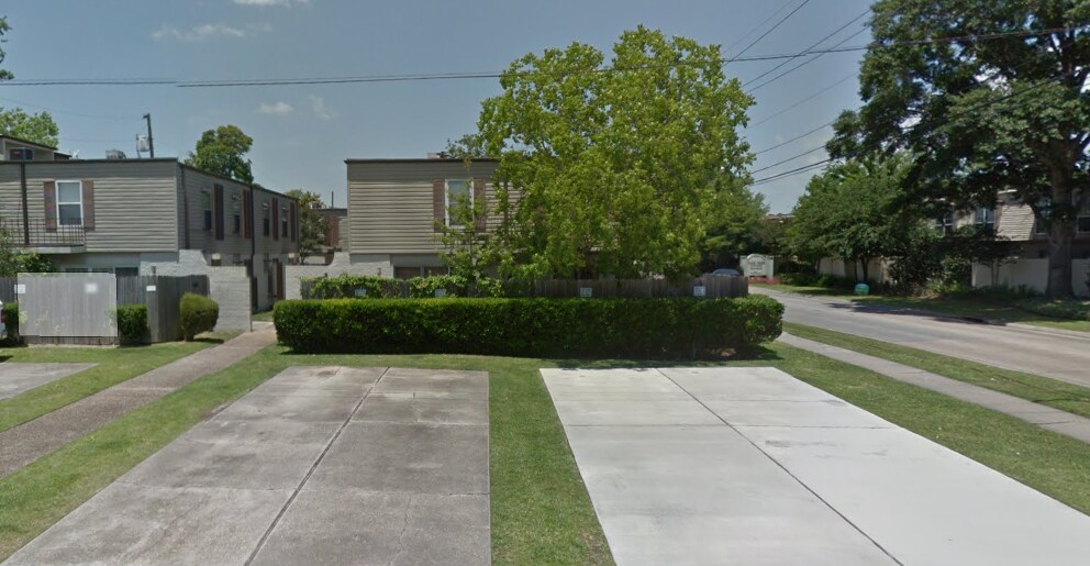 Building Photo - Cozy 2 bedroom/1.5 bath in condo building.