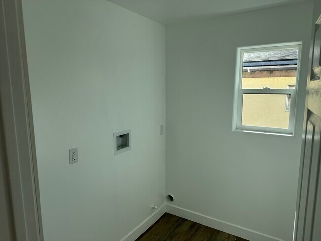 Foto del edificio - 376 Ramona Dr