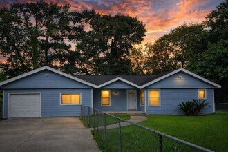 Building Photo - 830 Becker St