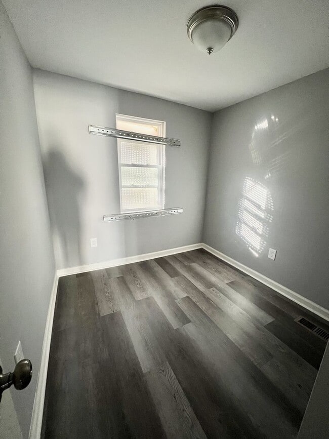 Building Photo - Recently rehabbed townhouse available in W...