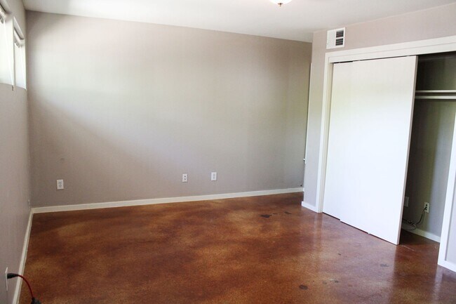 Building Photo - CONTEMPORARY URBAN CONDO NEAR DOWNTOWN