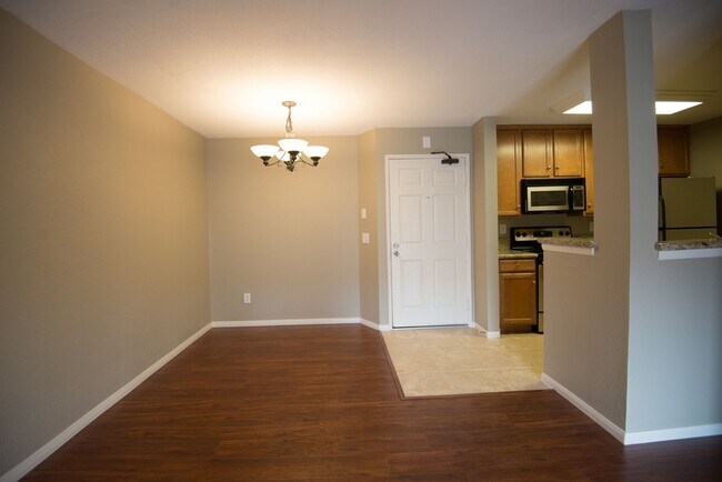Foto del edificio - 7130 Shoreline Dr