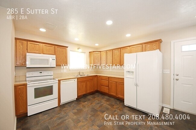 Building Photo - Spacious Home Available in the University ...