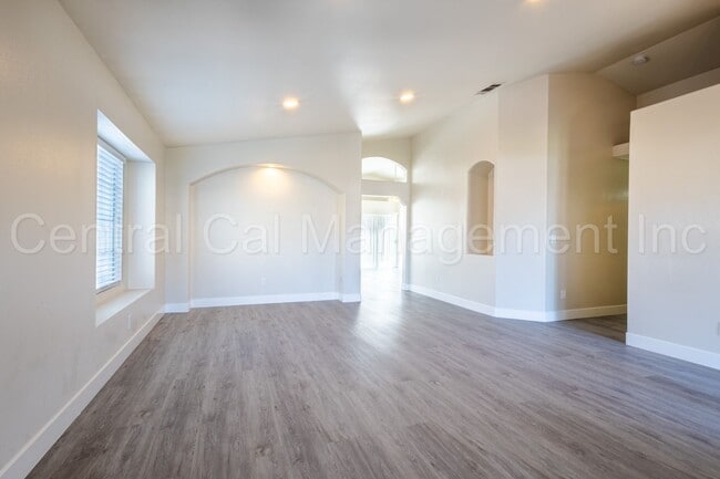 Building Photo - 3 Bedroom/2 Bath Home in the Southwest - $2295 Per Month!