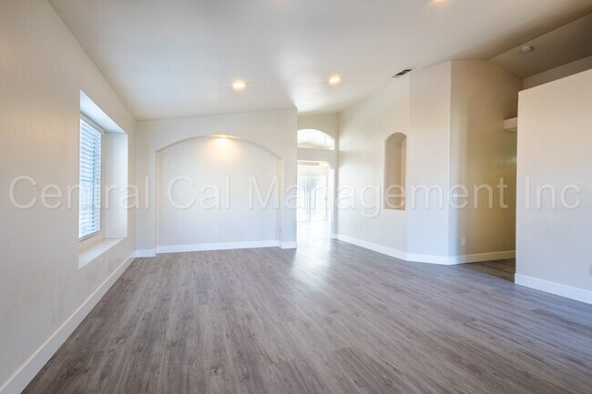 Foto del edificio - 3 Bedroom/2 Bath Home in the Southwest - $2295 Per Month!