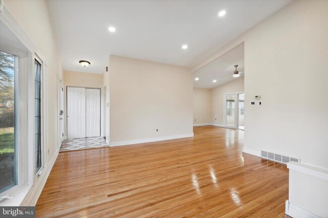Building Photo - 1536 Clearview Ave