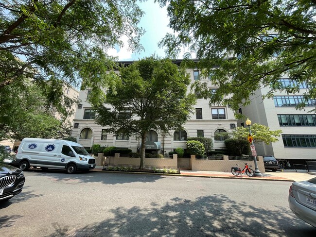 Kalorama Two Bedroom/Two Bathroom on Quiet Street-Updated Steam Shower, Washer/Dryer In Unit, & M... - Kalorama Two Bedroom/Two Bathroom on Quiet Street-Updated Steam Shower, Washer/Dryer In Unit, & M... Apartment