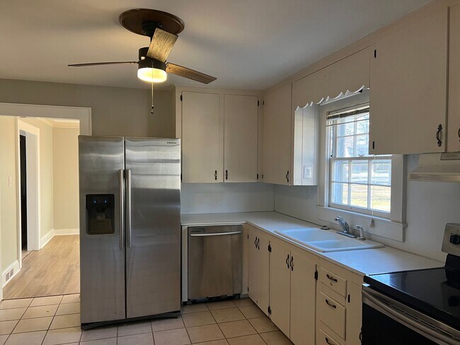 Foto del edificio - Beautiful 3 bedroom 1.5 bathroom house available!