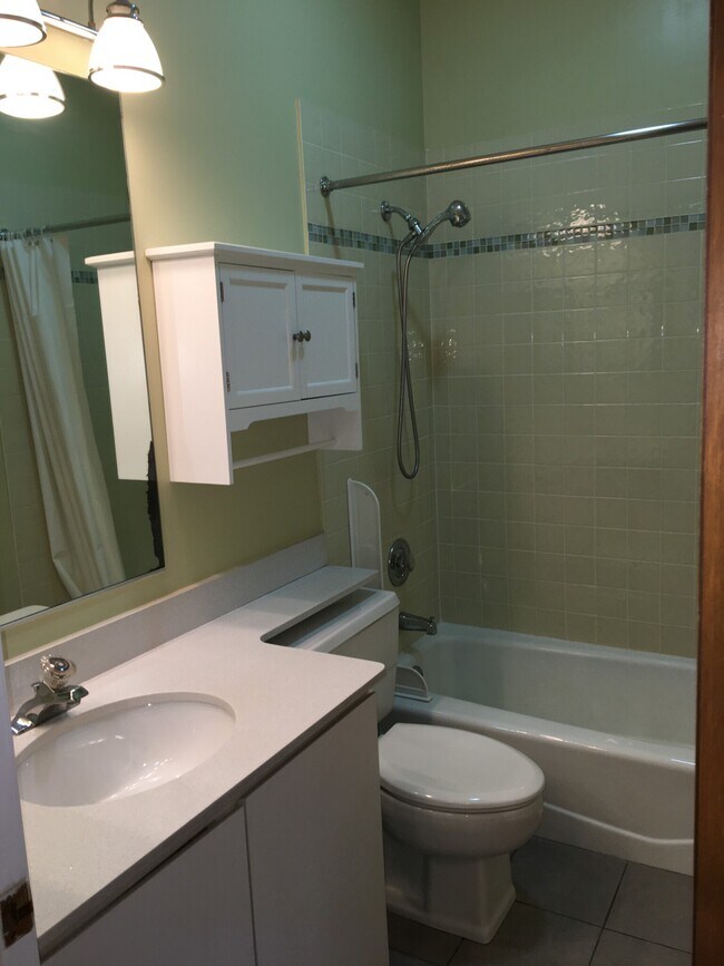 Building Photo - 2142 N Racine Ave