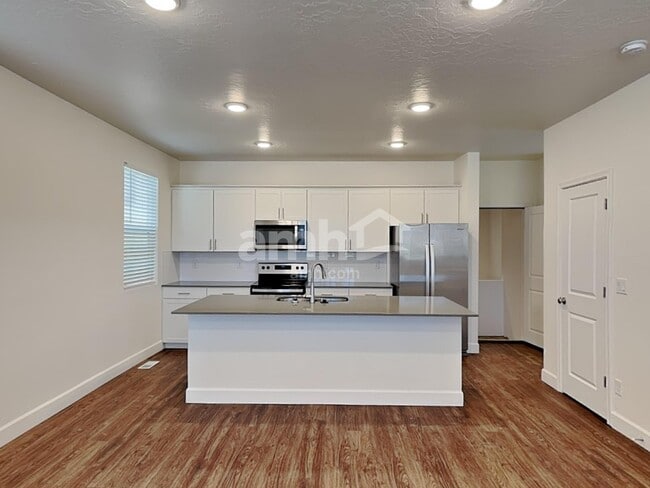 Building Photo - 6584 Old Forest Dr